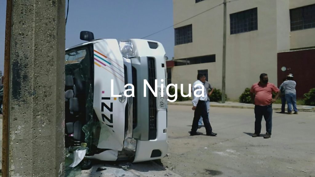 Choque con volcadura de camioneta Izzi
