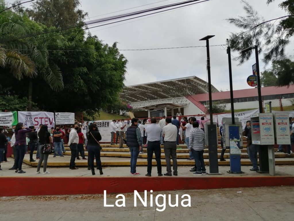 Siete secretarios generales de diferentes sindicatos magisteriales que conforman la ” Unión de Sindicatos