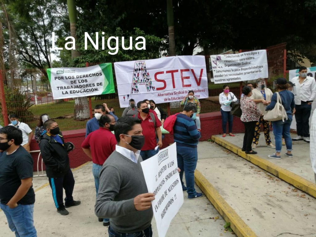 USMEV se manifiestan en la entrada de la SEV