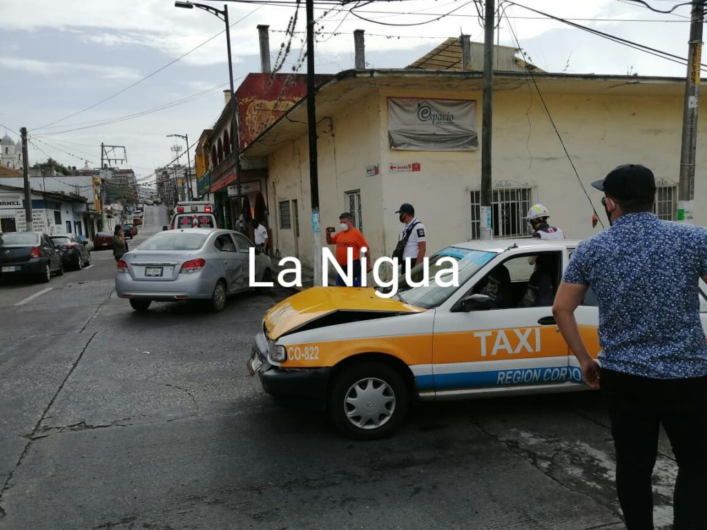 Choca taxi en la avenida 9