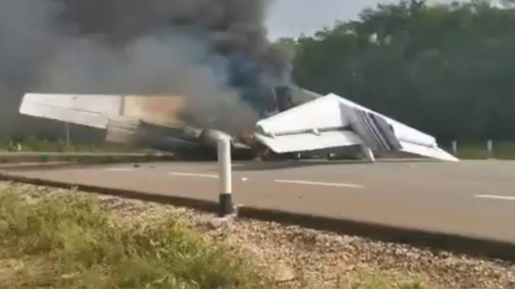 Reportan incendio de aeronave en carretera de Quintana Roo: VIDEOS
