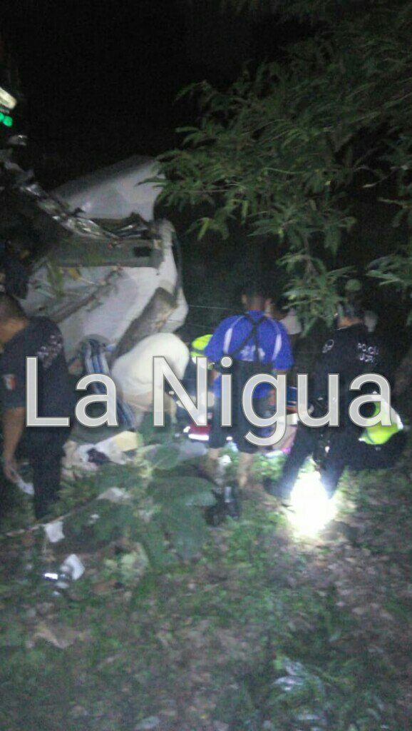 Vuelca pipa donde viajaba familia