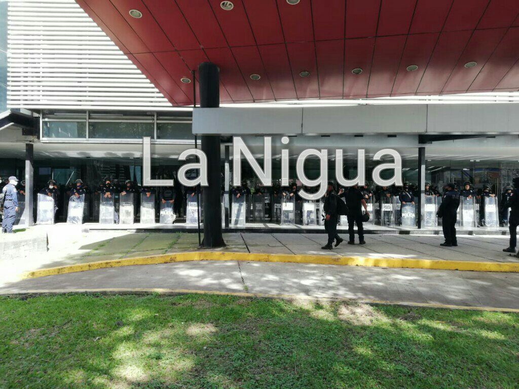 Realizan operativo para evitar vandalismo en marcha de dueños de bares, antros y cantinas