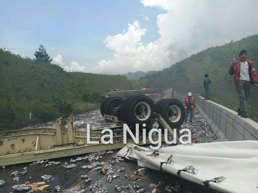 Volcadura e incendio.