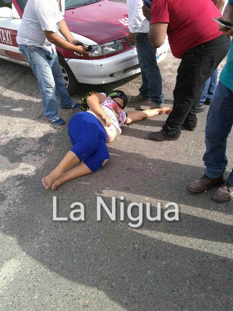 Impacta taxista a motociclista