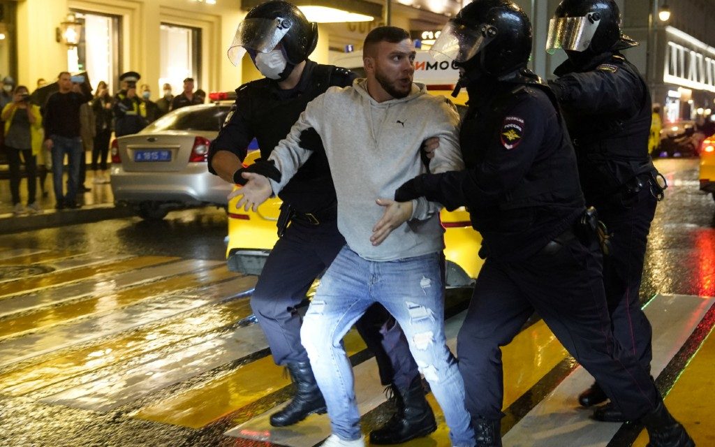 Cientos se manifiestan en Moscú contra enmiendas constitucionales aprobadas en Rusia