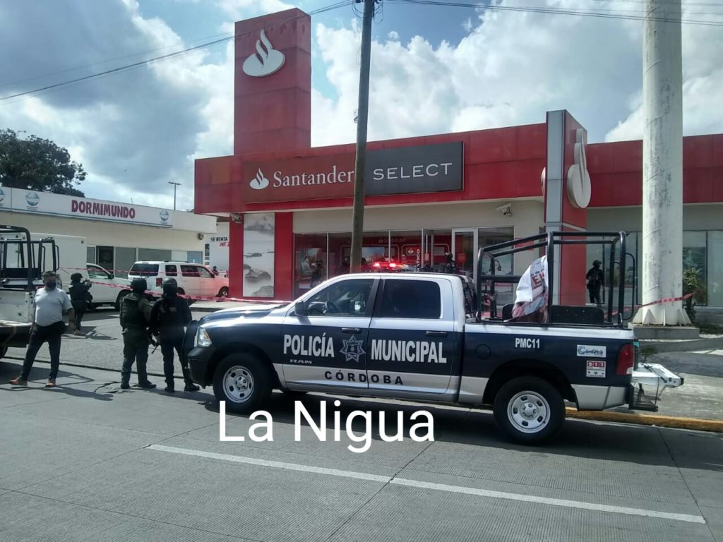 Baleado en atraco afuera de sucursal bancaria