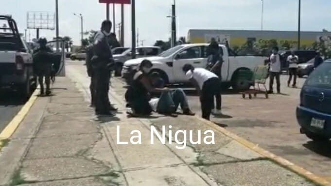 Balean a sujeto en estacionamiento de bodega Aurrera