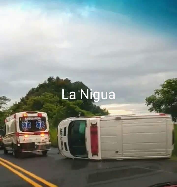 Vuelca ambulancia;dos personas lesionadas