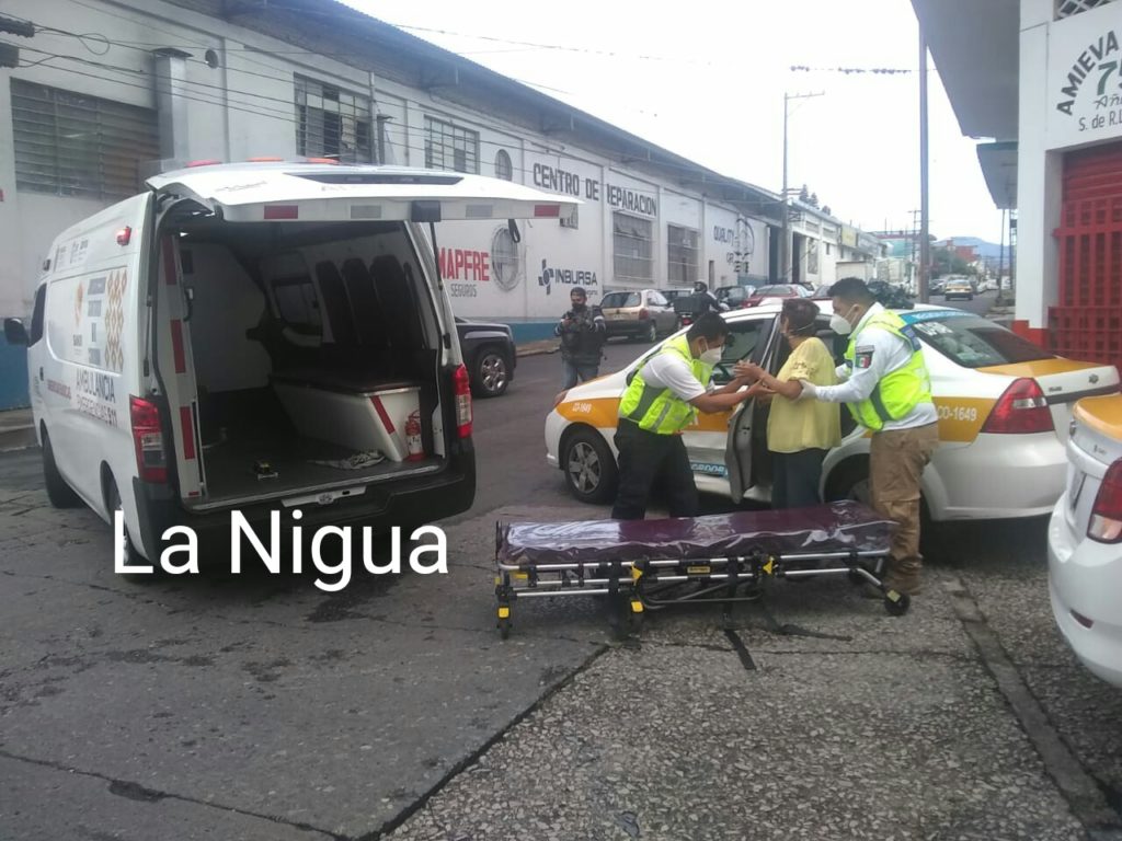 Choca taxi;dos lesionados