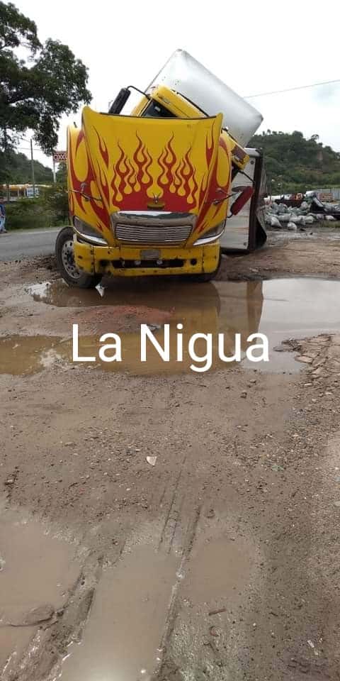 CHOCÓ CONTRA POSTE EN LA CARRETERACOATZA-VILLAHERMOSA