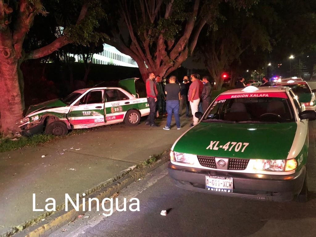 Tres heridos en choque y volcadura