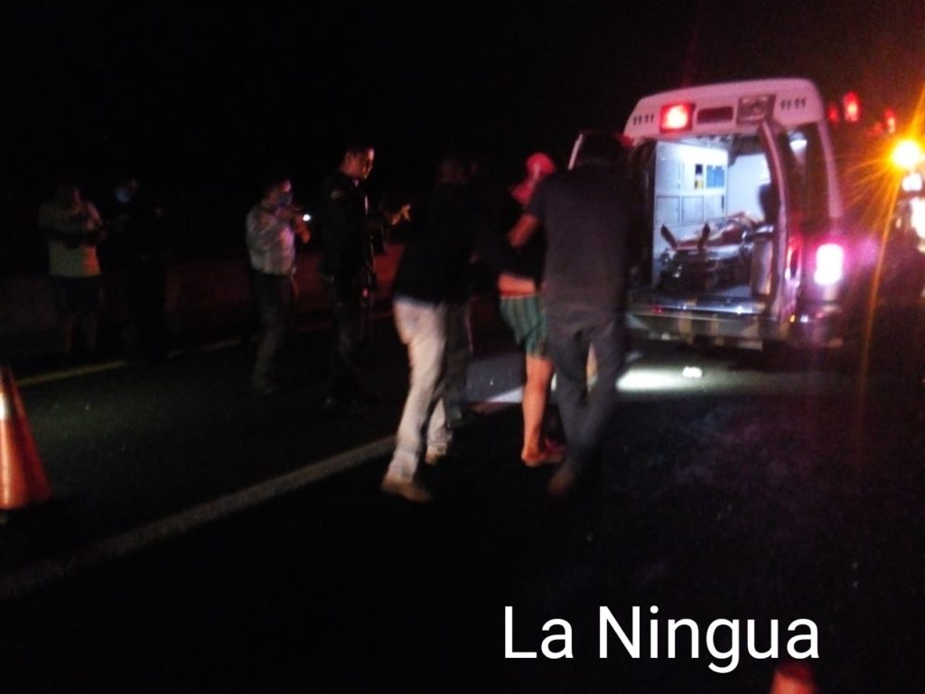 Dos muertas y cuatro heridos en volcadura de miniauto