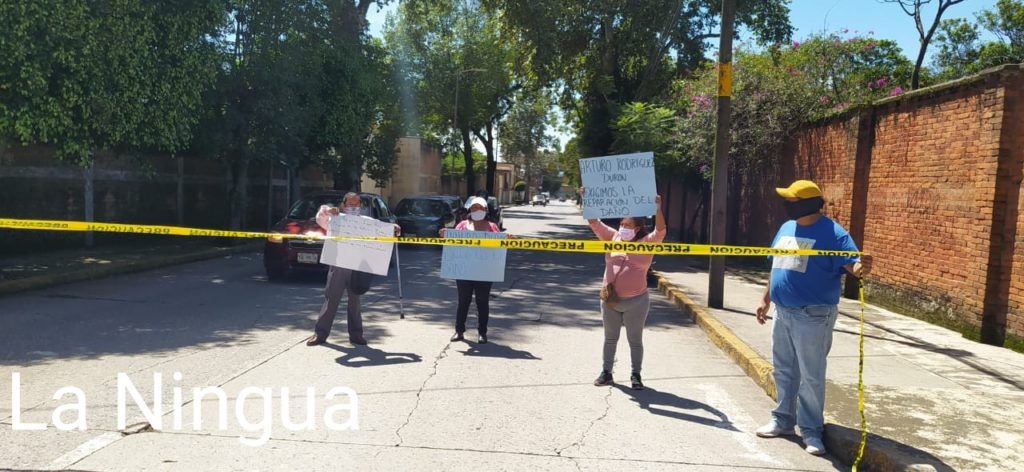 Piden vecinos que ayuntamiento restaure escalones que rompió.