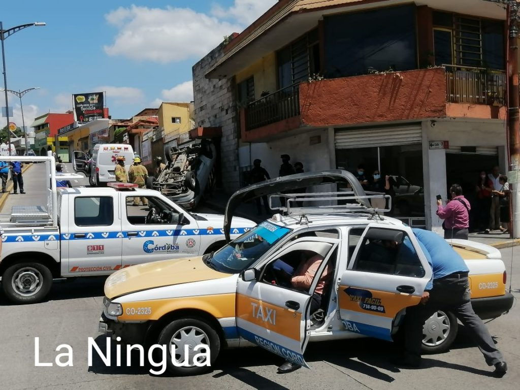 Vuelca contra taxi