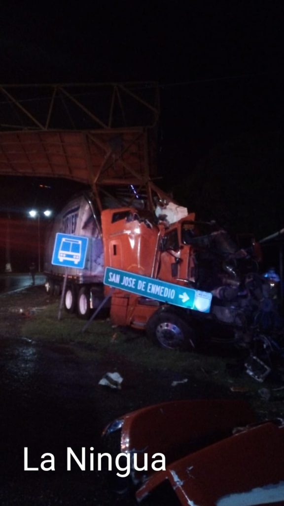 Tráiler se trepa sobre camellón