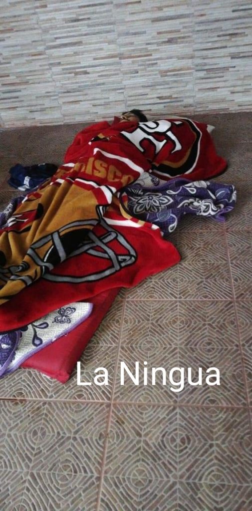 Golpeado y encobijado.