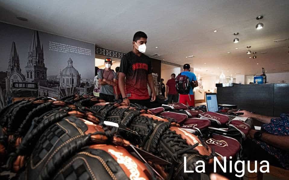 Prospectos de ProBeis estudian y reciben artículos de juego