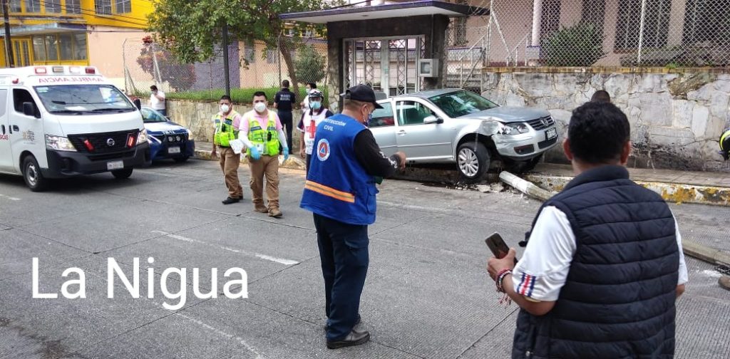 Se estampa contra poste: 2 lesionadas.