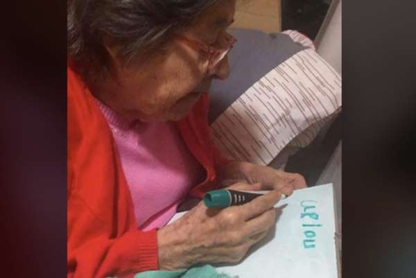 Abuelitos aprovechan las clases en TV para terminar la escuela; les aplauden su esfuerzo en redes