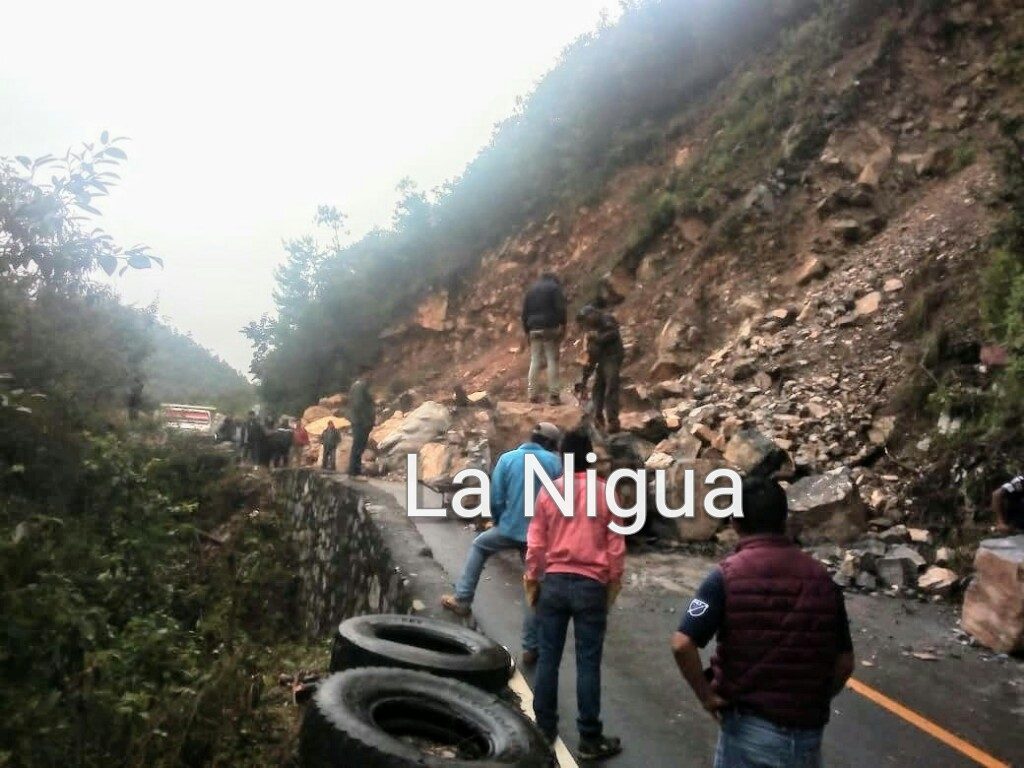 Deslave bloquea tramo carretero.