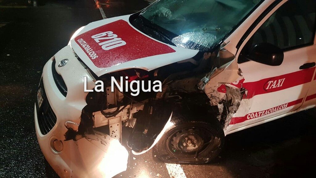 Choca de frente contra taxi
