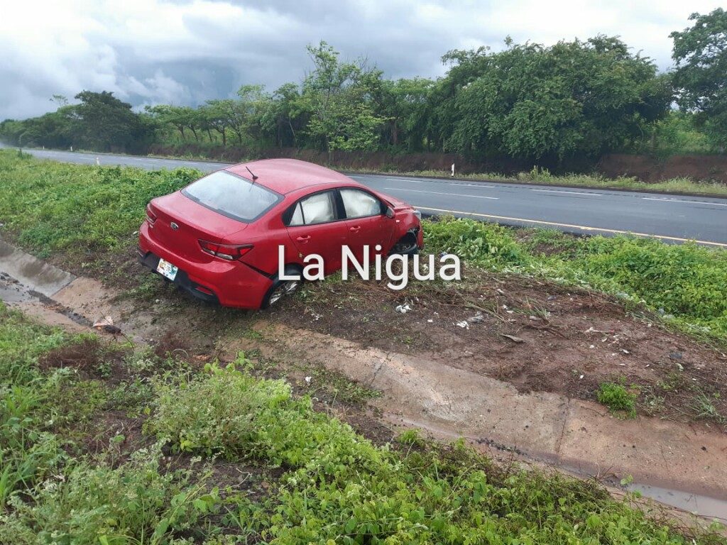 Conductor se sale de cinta asfáltica en la Acayucan – Isla