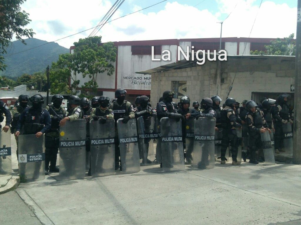 Se manifiestan Taxistas afuera de los juzgados de Huatusco