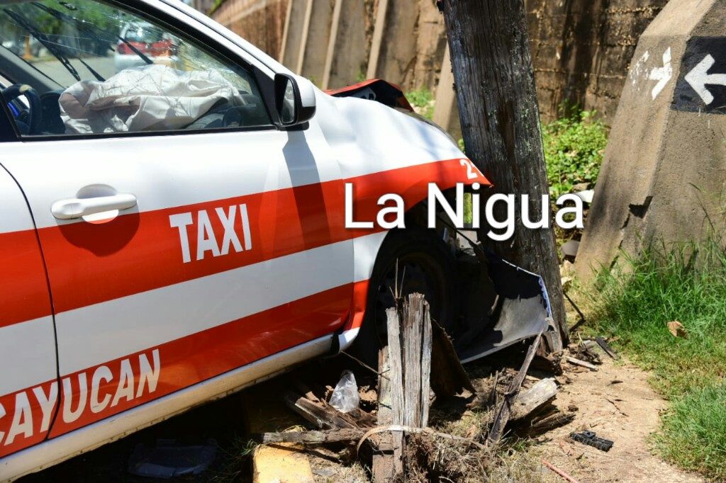 Se impacta taxi 215 de Acayucan contra poste