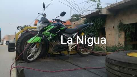 Cae pareja con motocicleta robada.