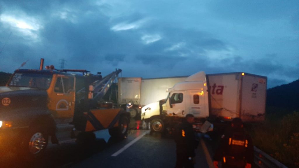 Accidente provoca caos vial.