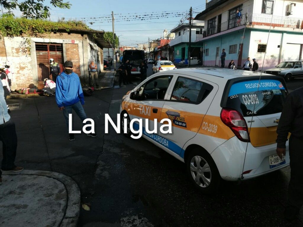 Taxi vs moto:2 lesionados.