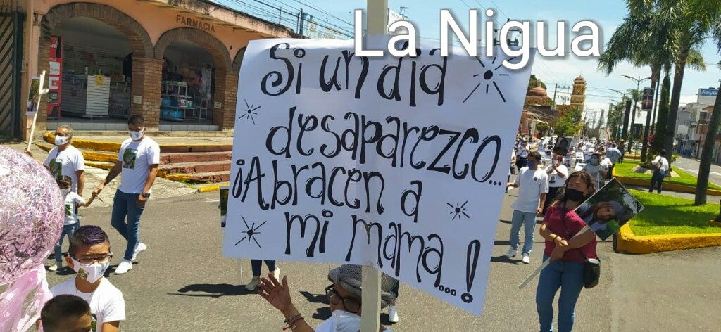 En Orizaba marchan en el Día internacional de las víctimas de desaparición forzada.