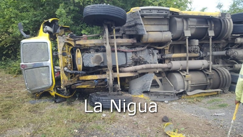 Vuelca tráiler en el kilómetro 28 de la autopista Córdoba-Veracruz.