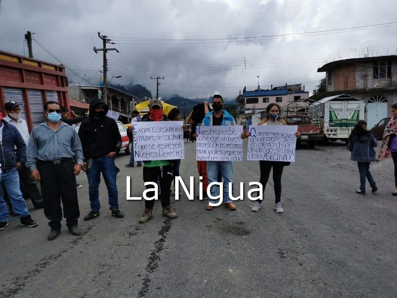 En Calcahualco con marcha se presentan Autodefensas.