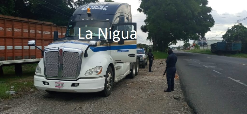 Encuentran a trailero sin vida dentro de su camión