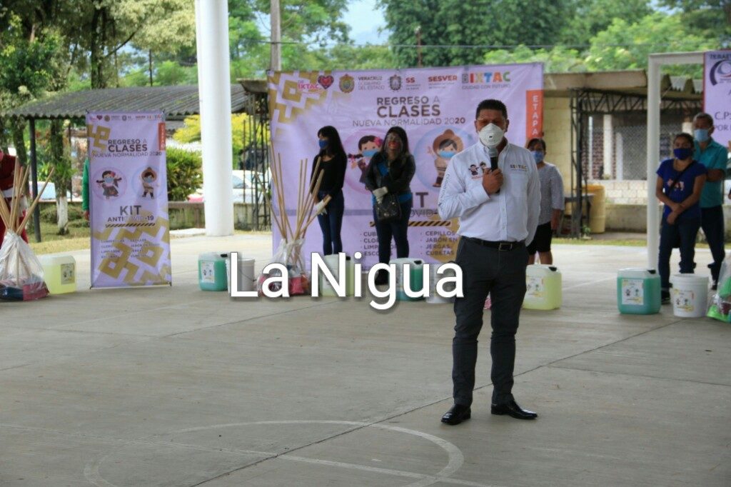 Entrega Alcalde Miguel Ángel Castelán Crivelli kits Anticovid19 a escuelas