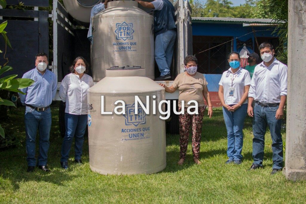 Ayuntamiento de Fortín entrega tinacos como apoyo a habitantes de la localidad “Kilómetro 15”