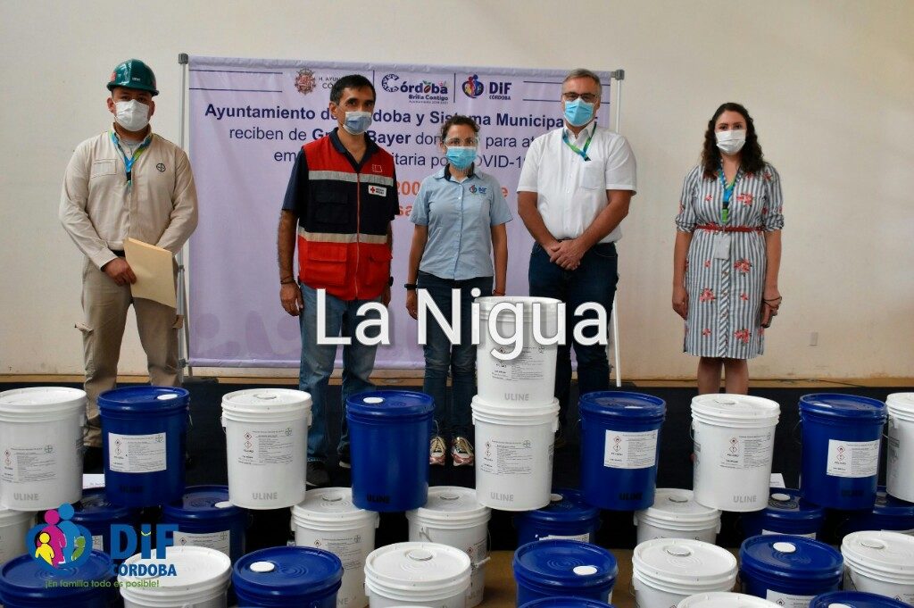 Reciben DIF y Ayuntamiento solución desinfectante de BAYER para entregar a hospitales y sectores vulnerables