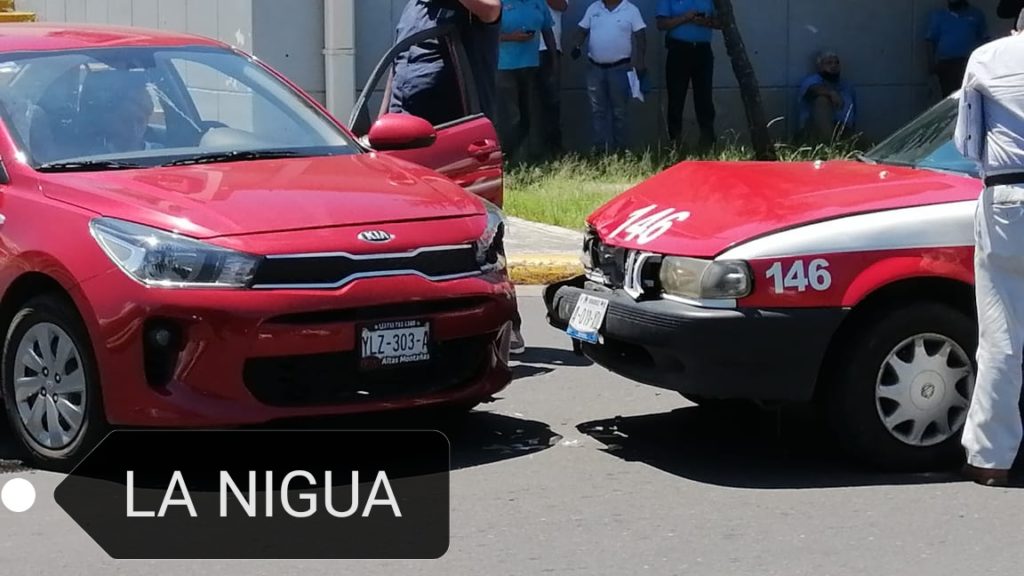 Choque en estacionamiento de Suburbia