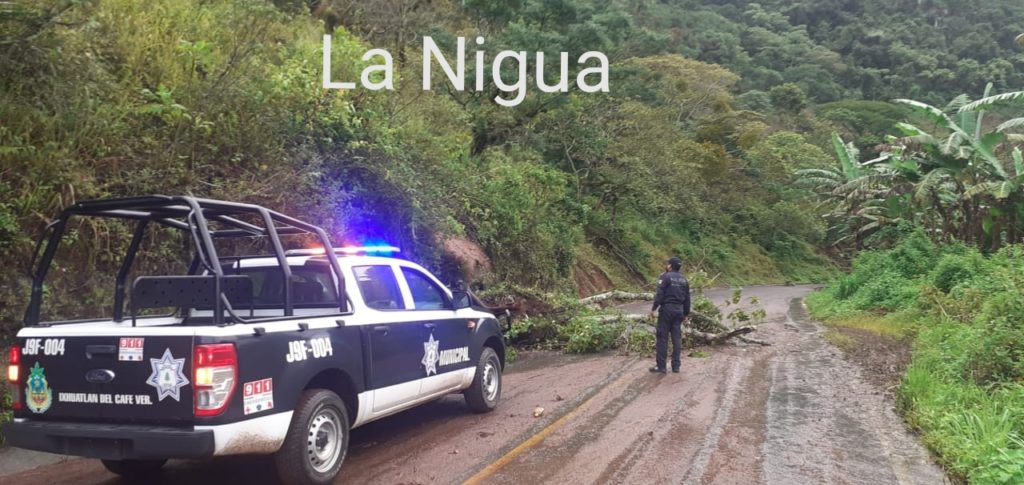 DESLAVE OBSTACULIZA VÍA HACIA TEPATLAXCO