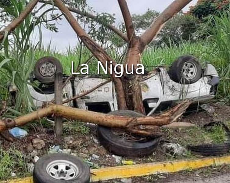 Vuelca camioneta; deja dos empleados de Sector Salud heridos