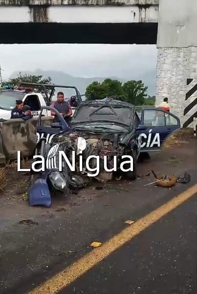 Patrulla de Ixtac choca contra muro de contención en la pista