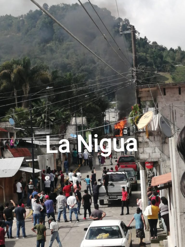 Queman patrulla en la Perla y linchan a policías.