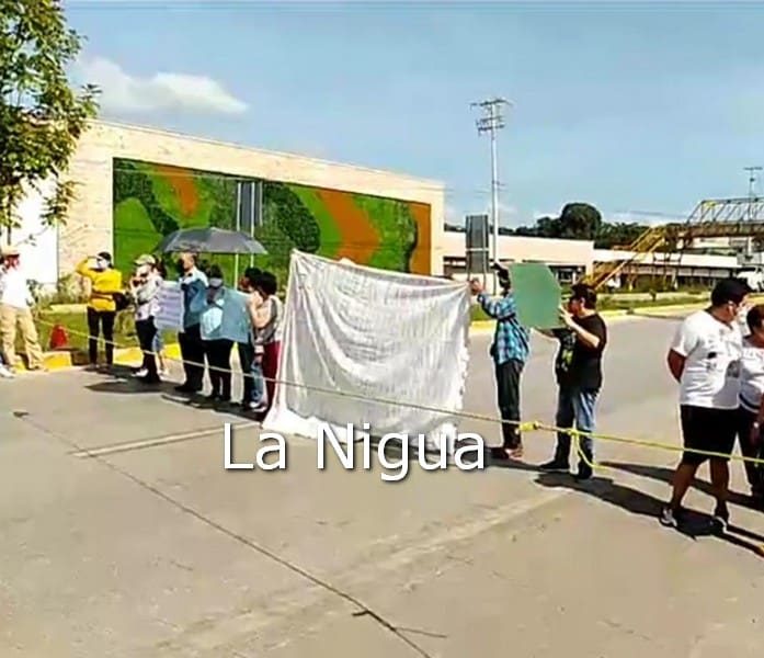 Bloquean calle para pedir reductores de velocidad en la carretera Coatepec-Xalapa