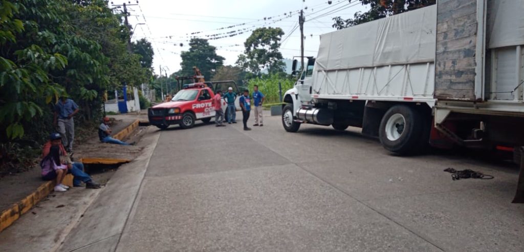 Apoya PC y Municipales a carro de Diconsa en Tepatlaxco