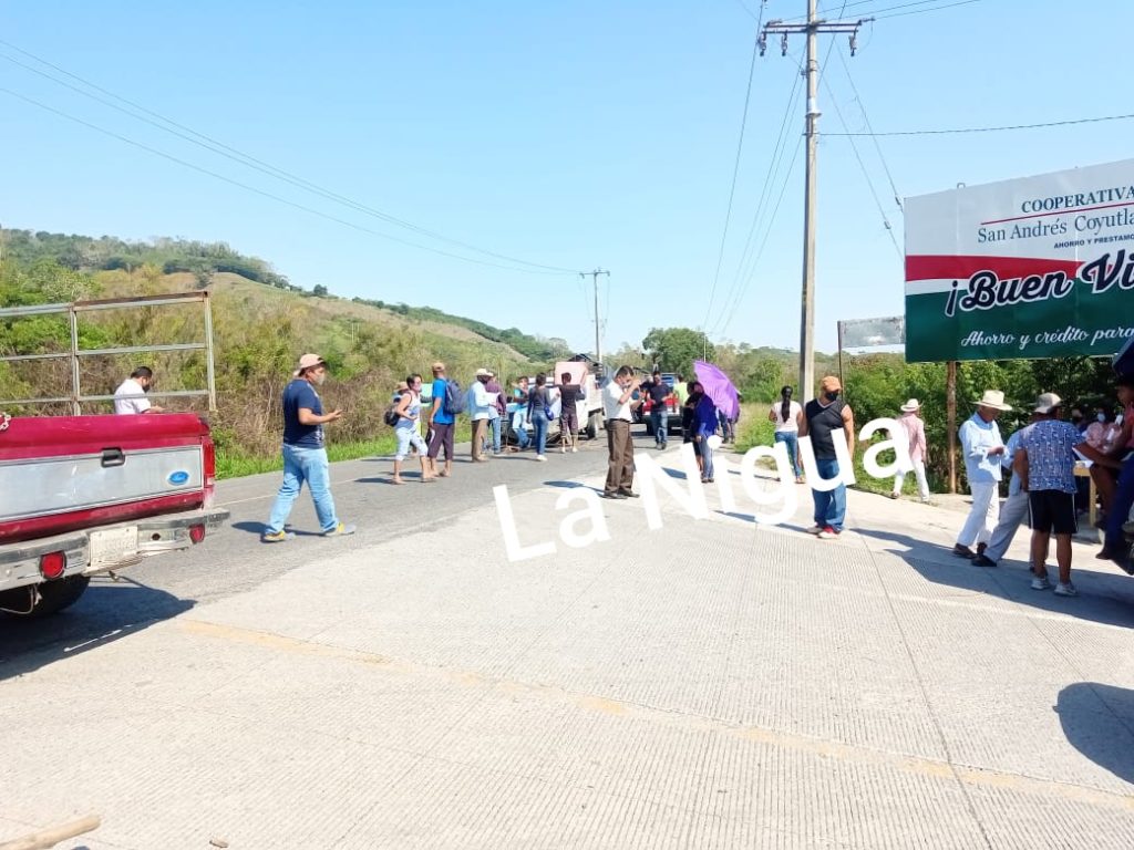 Bloquean la carretera Espinal a Coyutla