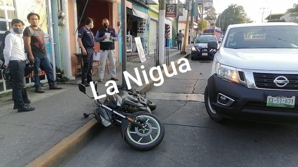 Chocan motocicleta y camioneta