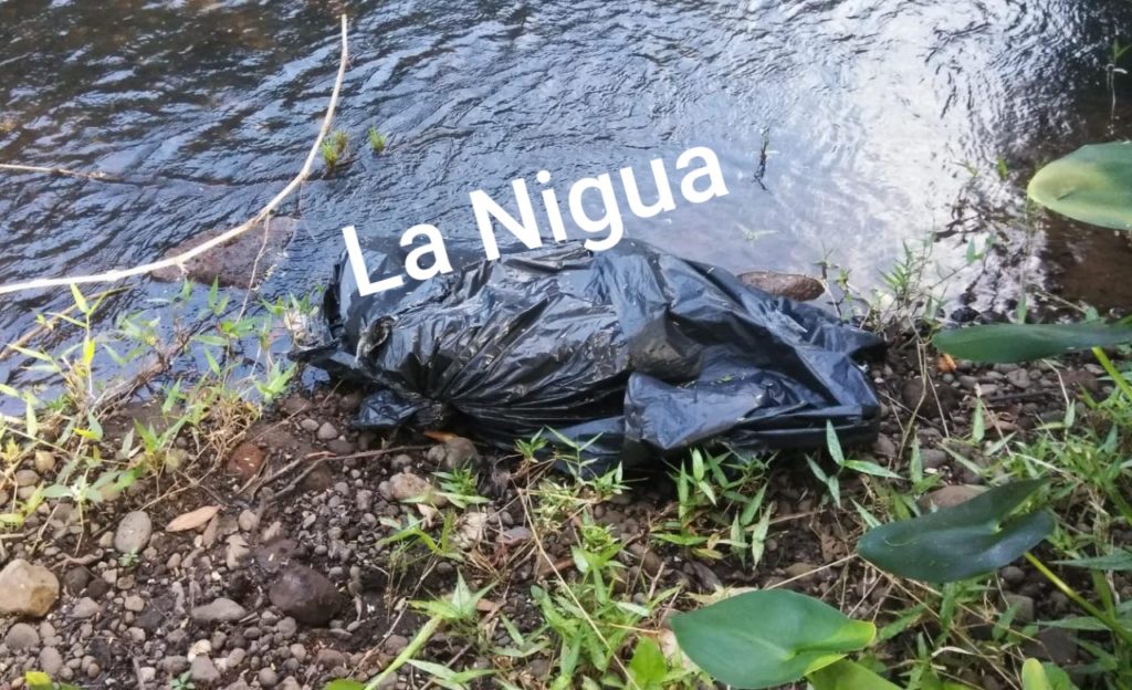 Dejan cuerpo en bolsas negras a orillas de un río en La Florida, Soteapan