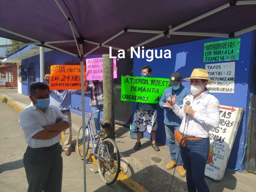 Habitantes de colonia Alvaro Obregón exigen agua a titular de CAEV